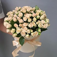 Кустовые кремовые розы в коробке
