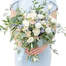 Букет невесты с пионовидными розами и дельфиниумом