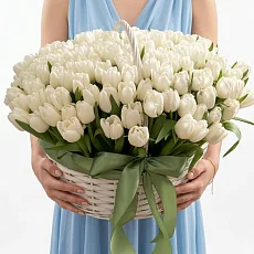 Корзина снежных тюльпанов