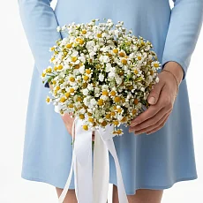 Композиция для невесты из ромашек и гипсофилы
