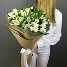 Букет живых цветов из белых альстромерий в крафтовой упаковке