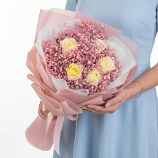 Букет с гипсофилой и розой