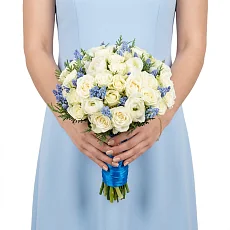 Букет невесты с белыми розами и ранункулюсами