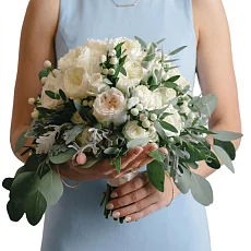 Букет невесты из пионовидных роз и гиперикума