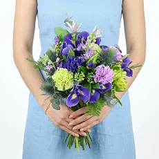 Свадебный букет из ирисов и диантуса