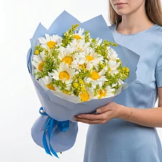 Букет из 15 ромашек и солидаго