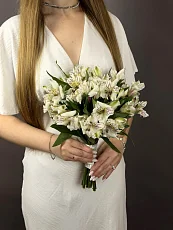 Букет невесты из белых альстромерий