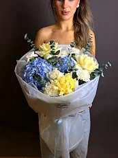 Букет с голубыми гортензиями и розами 