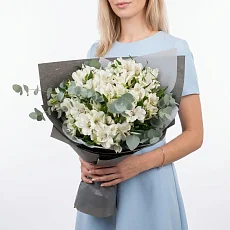 25 Белых Альстромерий с эвкалиптом в упаковке