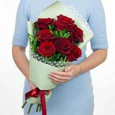 7 Элитных Бордовых роз (Эквадор) в зеленой упаковке