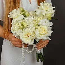 Букет невесты из кенийских роз и  эустомы