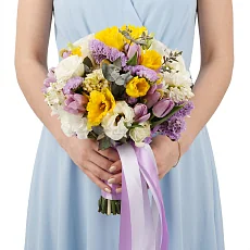 Букет из эустомы и тюльпанов