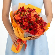 Розы и красные Альстромерии