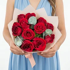 11 роз бордового цвета с эвкалиптом