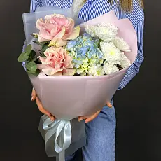 Нежный букет с розами и голубой гортензией 