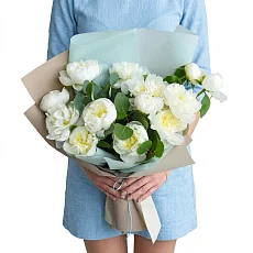 13 Белых Пионов в упаковке