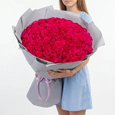 101 Яркая розовая роза в упаковке