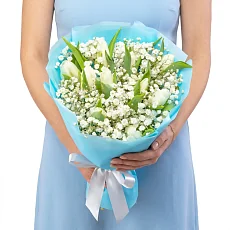 Букет гипсофилы с тюльпанами