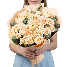 11 кустовых бежевых роз в упаковке
