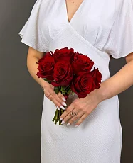 Букет невесты с красными розами под ленту