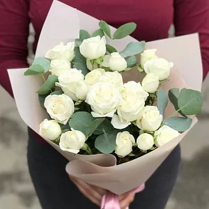 5 Пионовидных Белых Роз с эвкалиптом 