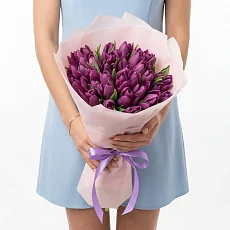35 фиолетовых тюльпанов