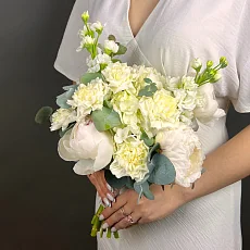 Свадебный букет с белыми пионами