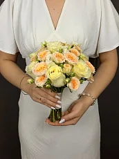 Букет с кустовыми розами