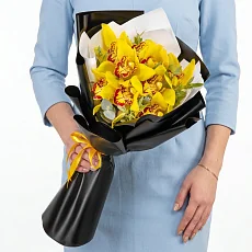 9 Желтых Орхидей в черной упаковке
