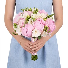 Свадебный букет из фрезий и пионов