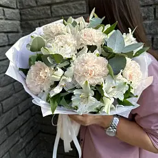 Букет живых цветов из альстромерии и гвоздики