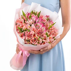 19 Розовых Альстромерий в упаковке