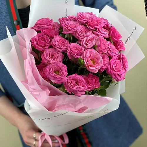 Букет из 7 кустовых роз в упаковке