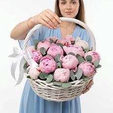 Нежные Розовые Пионы в Корзине