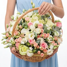 Корзина цветов белых и розовых