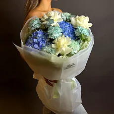 Букет с гортензиями и бирюзовыми диантусами 