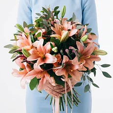 Букет из лилий и зелени