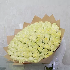 Букет из 101 белой розы в крафте 
