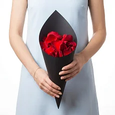 Лепестки роз красные