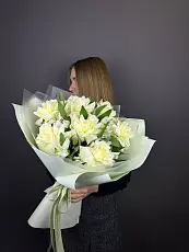 Букет живых цветов из белых французских роз и альстромерии в дизайнерской упаковке