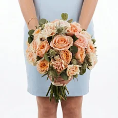 Букет невесты с розами и эрингиумом