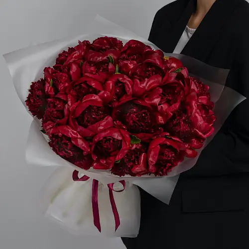 Яркий Букет из 25 Красных Пионов