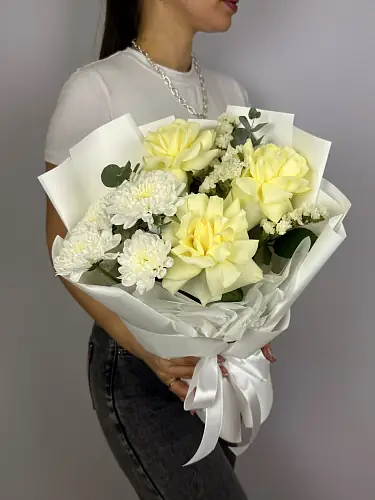 Авторский Букет свежих цветов из роз с хризантемой и зеленью в упаковке