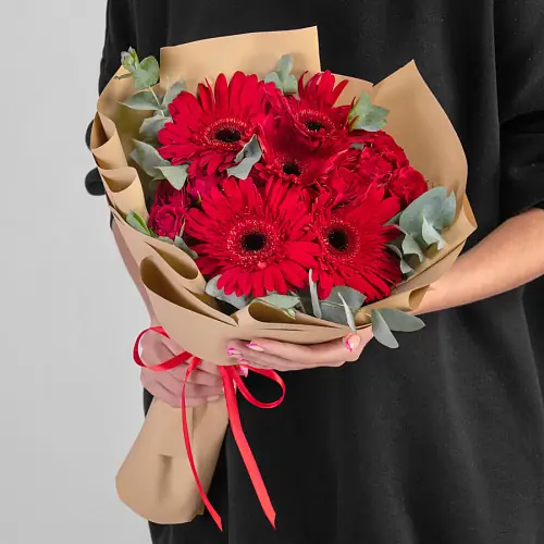 Букет из красных гербер и кустовой розы 