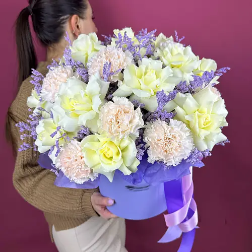 Букет живых цветов с французскими розами и гвоздикой в шляпной коробке