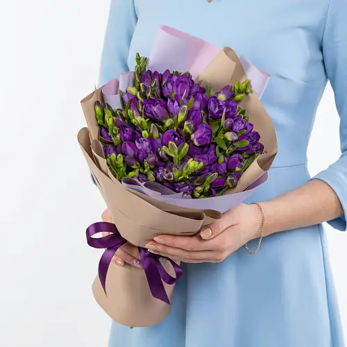 25 Фиолетовых Фрезий в упаковке
