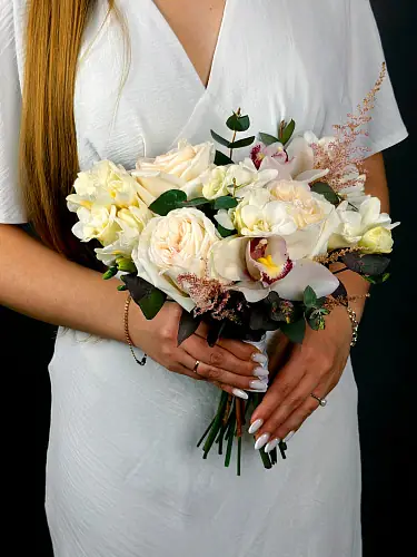 Букет с розами и орхидеей