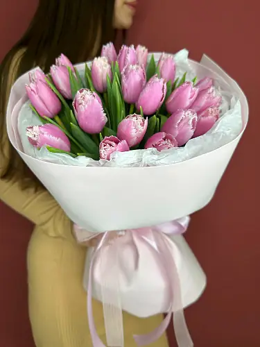 Букет живых цветов из 21 Розового тюльпана в дизайнерской упаковке