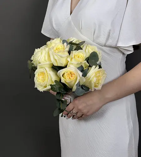 Букет невесты с кремовыми розами