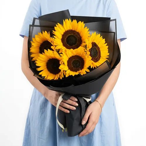 Букет "5 Подсолнухов" в упаковке